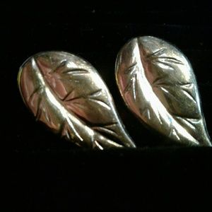 14k gold leaf stud earring